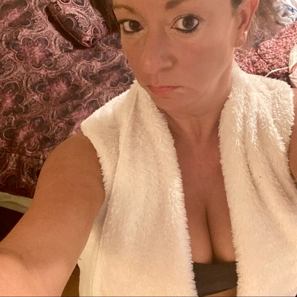 NEW LISTING‼️Fuzzy Vest NWT $68 - Picture 4 of 11